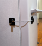 Traba De Seguridad Adhesiva Con Llave - Imagen 4