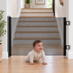Puerta retráctil de malla para niños y mascotas